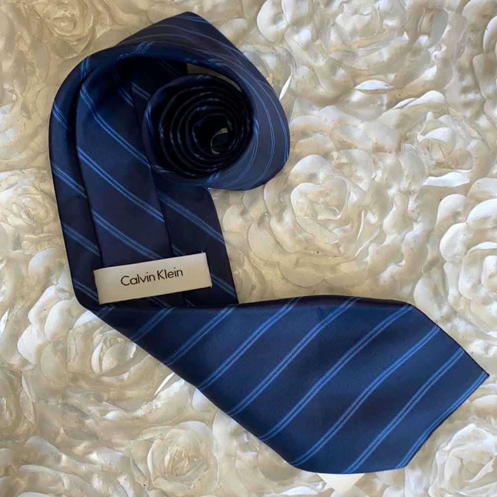New Calvin Klein silk tie - Picture 1 of 3